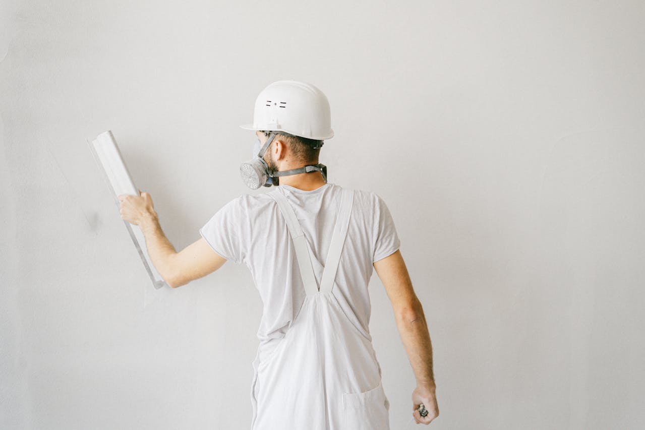 Peinture extérieure professionnelle sur une façade de maison pour un résultat impeccable et durable.