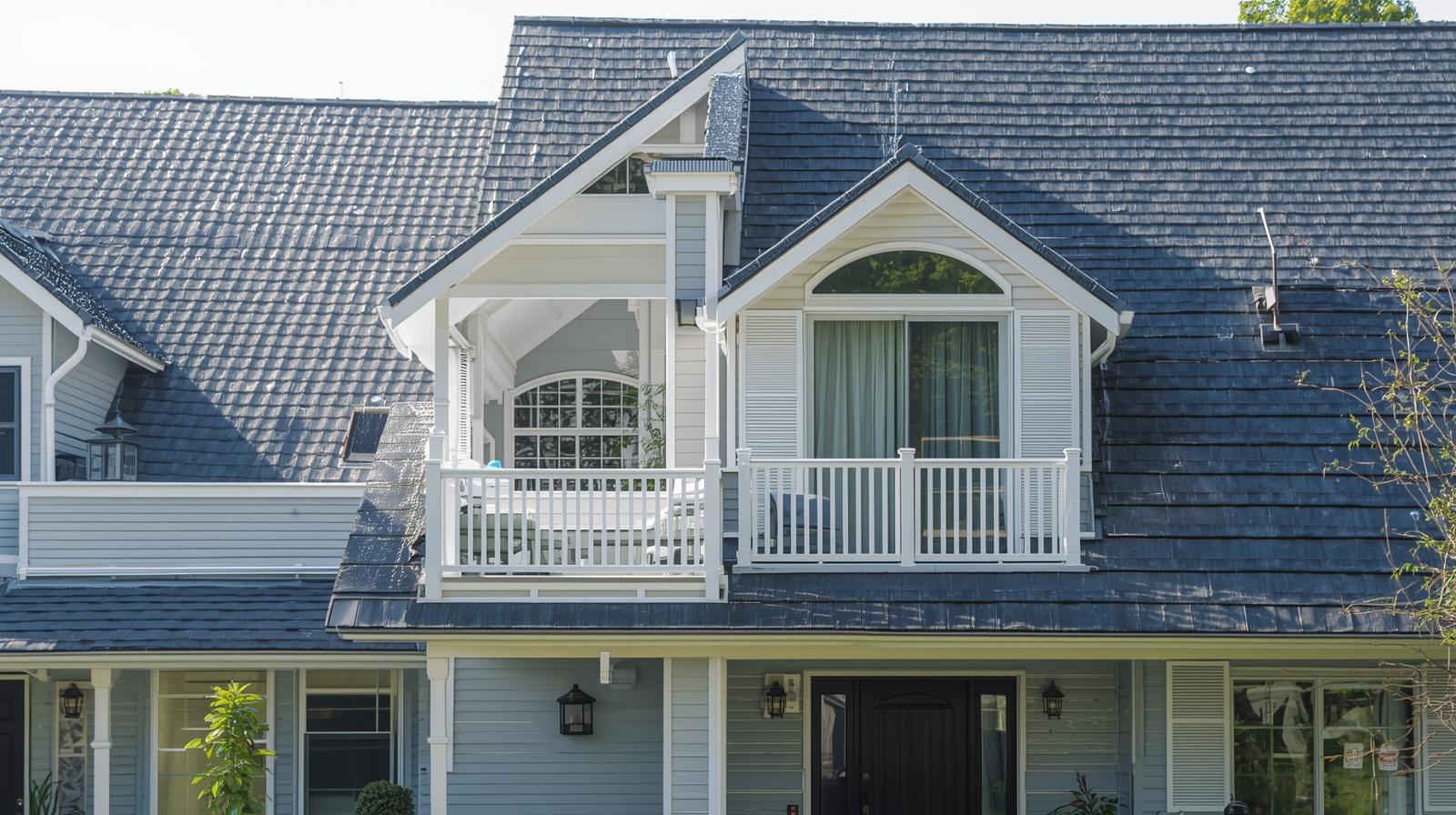 Nettoyage professionnel de façade de maison avant application de peinture par Peinture 40-64, préparation pour les beaux jours.